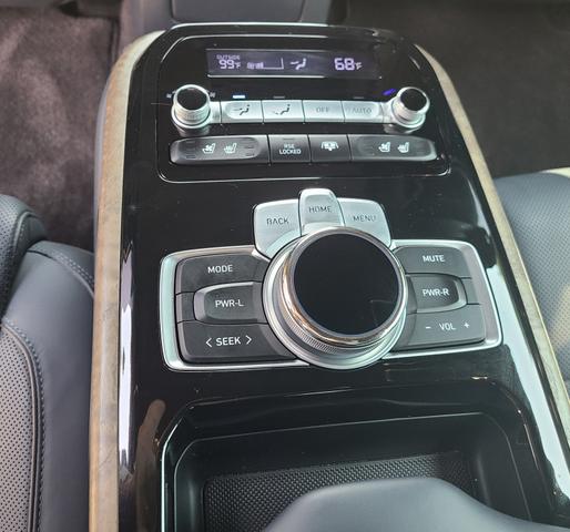 Photo of 2021 White Genesis G90