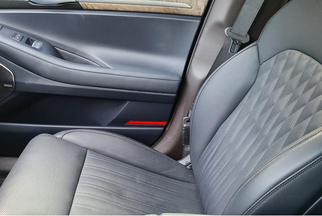 Photo of 2021 White Genesis G90