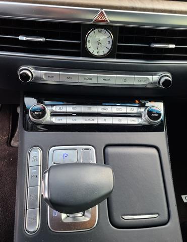 Photo of 2021 White Genesis G90