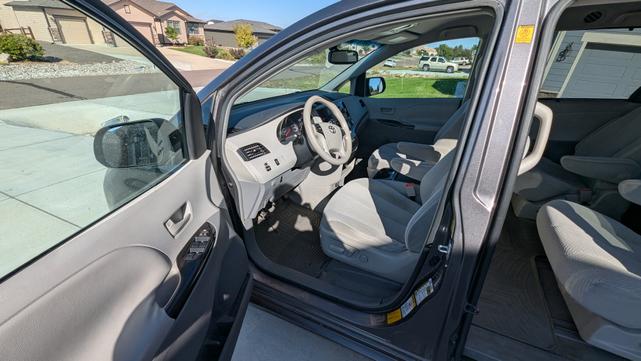 Photo of 2011 Gray Toyota Sienna