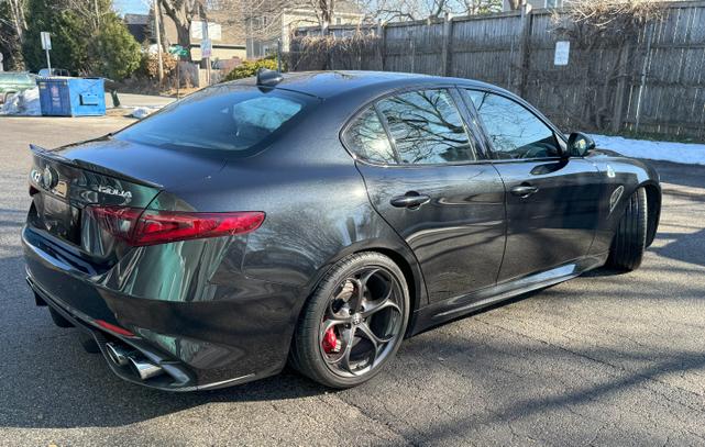 Photo of 2022 Black Alfa Romeo Giulia