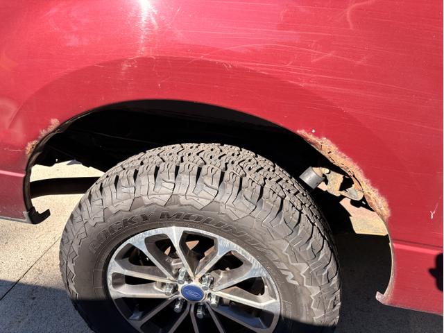 Photo of 2004 Red Ford F-150