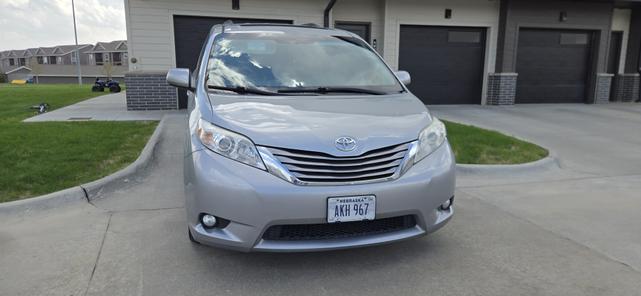 Photo of 2017 Silver Toyota Sienna