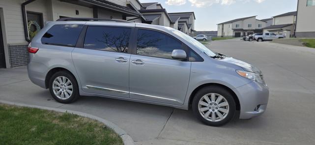 Photo of 2017 Silver Toyota Sienna