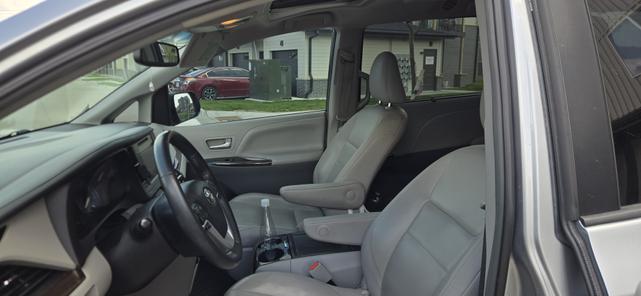 Photo of 2017 Silver Toyota Sienna