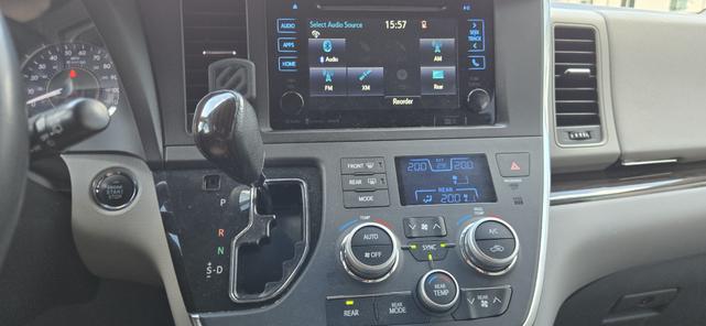 Photo of 2017 Silver Toyota Sienna