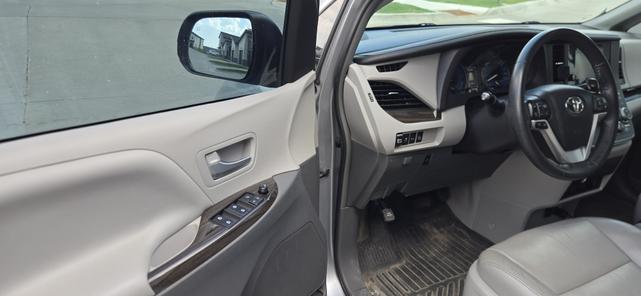 Photo of 2017 Silver Toyota Sienna