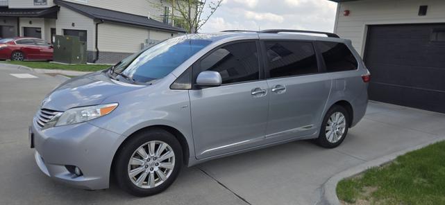 Photo of 2017 Silver Toyota Sienna