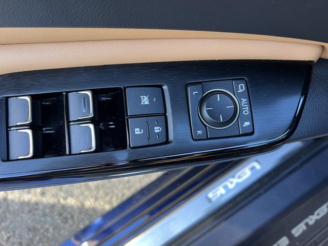 Photo of 2022 Blue Lexus ES 350