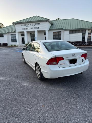 Photo of 2007 White Honda Civic
