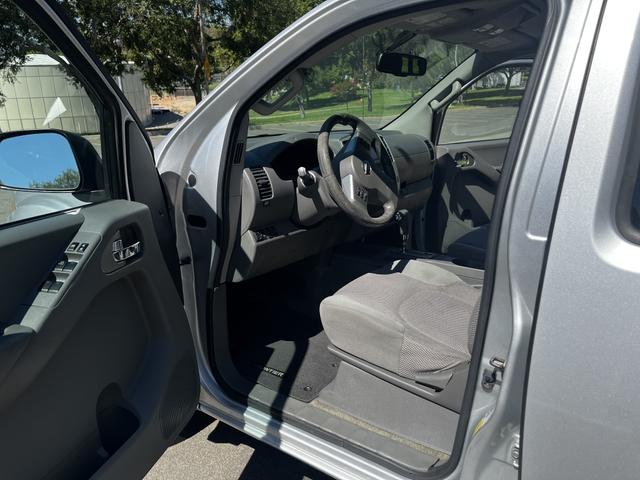 Photo of 2014 Silver Nissan Frontier