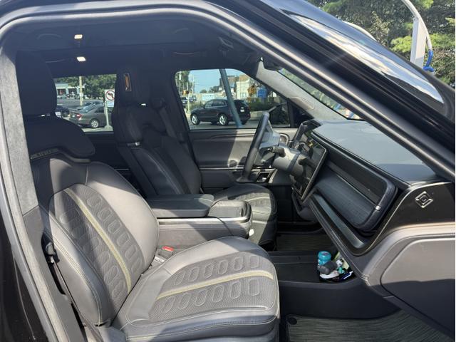 Photo of 2023 Black Rivian R1S