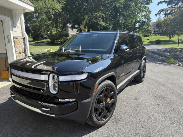Photo of 2023 Black Rivian R1S