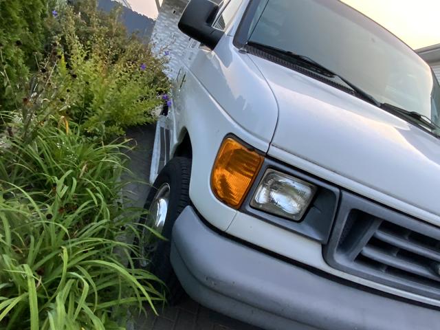 Photo of 2006 White Ford E250