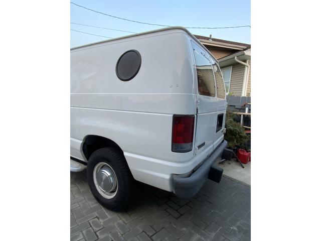 Photo of 2006 White Ford E250