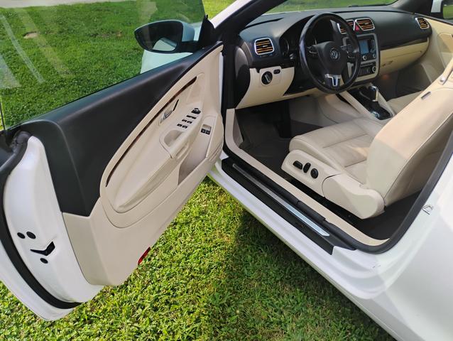 Photo of 2012 White Volkswagen Eos