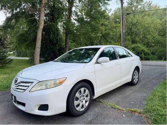 Photo of 2011 White Toyota Camry
