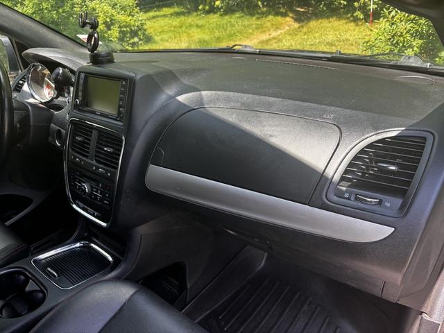 Photo of 2018 Black Dodge Grand Caravan