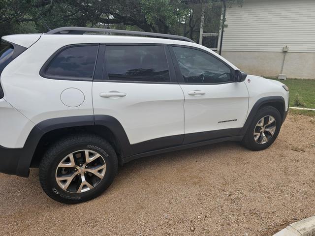 Photo of 2015 White Jeep Cherokee