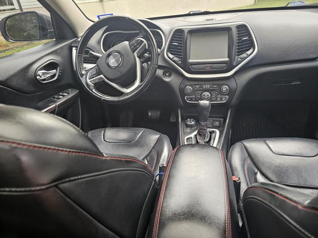 Photo of 2015 White Jeep Cherokee