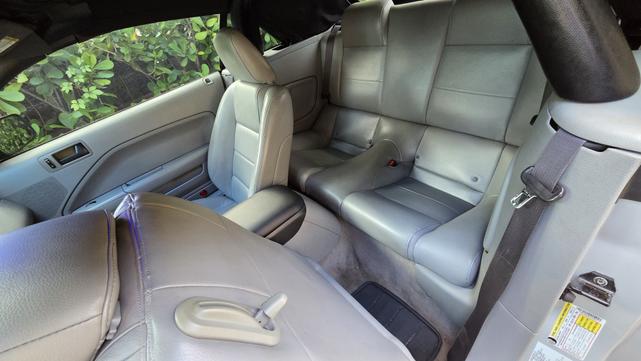 Photo of 2007 Silver Ford Mustang