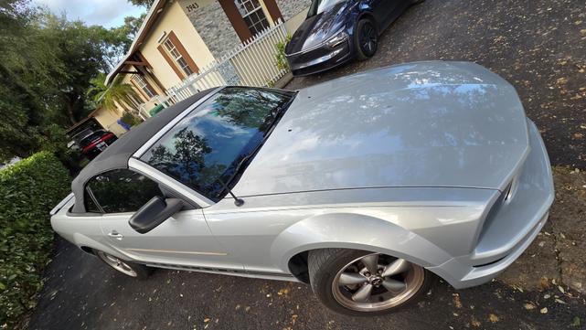 Photo of 2007 Silver Ford Mustang