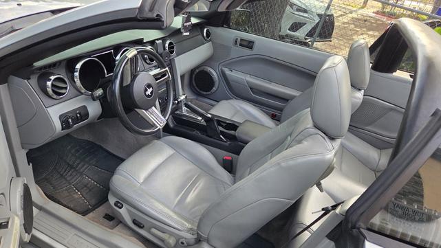 Photo of 2007 Silver Ford Mustang