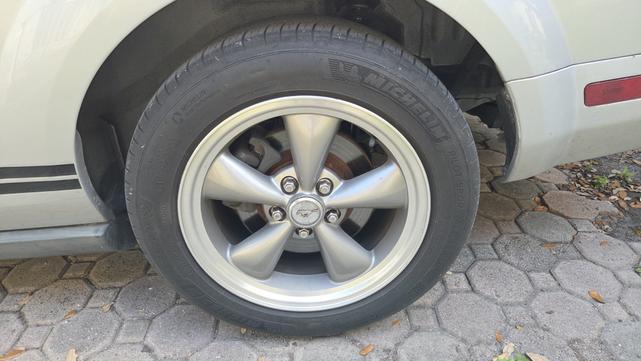 Photo of 2007 Silver Ford Mustang
