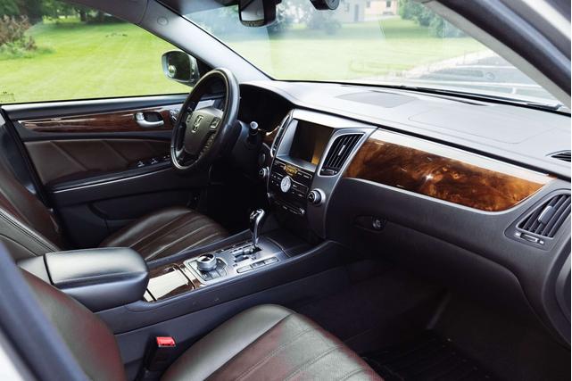 Photo of 2011 Silver Hyundai Equus