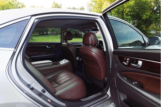 Photo of 2011 Silver Hyundai Equus