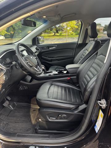 Photo of 2017 Black Ford Edge