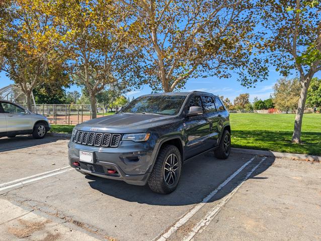 Photo of 2018 Gray Jeep Grand Cherokee