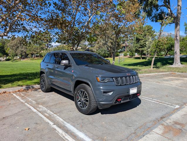Photo of 2018 Gray Jeep Grand Cherokee