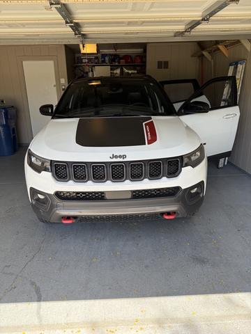 Photo of 2023 White Jeep Compass