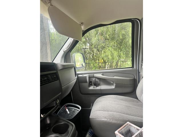 Photo of 2006 White Chevrolet Express 3500