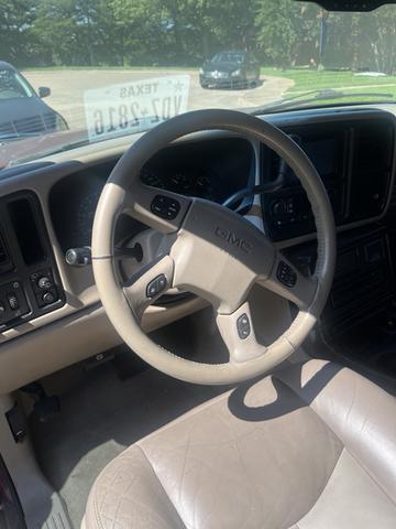Photo of 2004 Red GMC Yukon