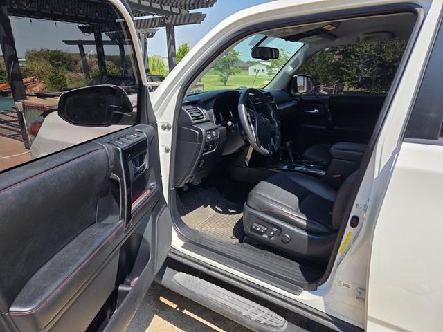 Photo of 2015 White Toyota 4Runner