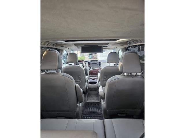 Photo of 2012 Silver Toyota Sienna