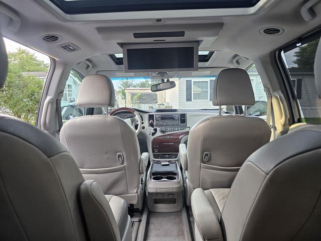 Photo of 2012 Silver Toyota Sienna
