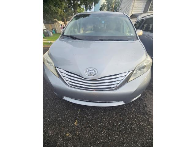 Photo of 2012 Silver Toyota Sienna