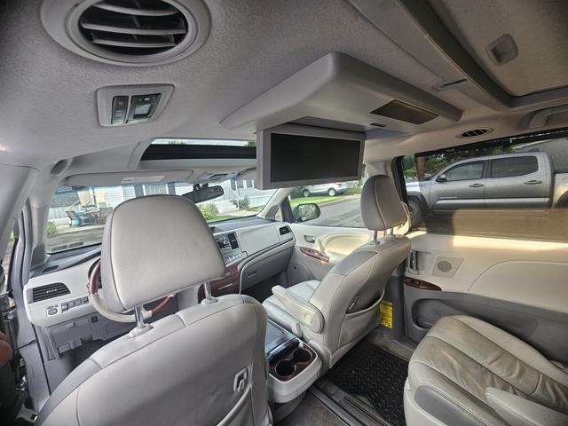 Photo of 2012 Silver Toyota Sienna