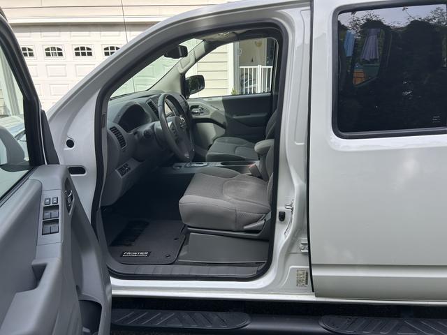 Photo of 2021 White Nissan Frontier