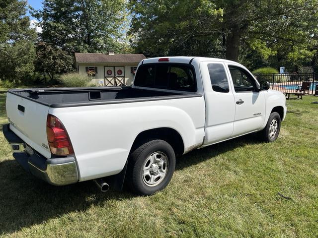 Photo of 2006 White Toyota Tacoma