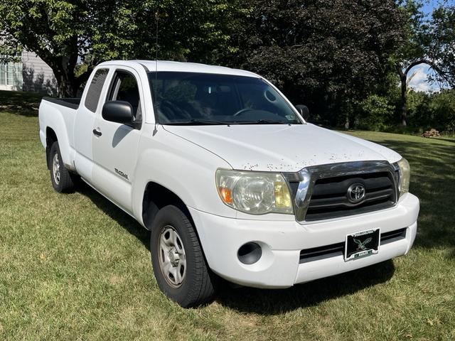Photo of 2006 White Toyota Tacoma