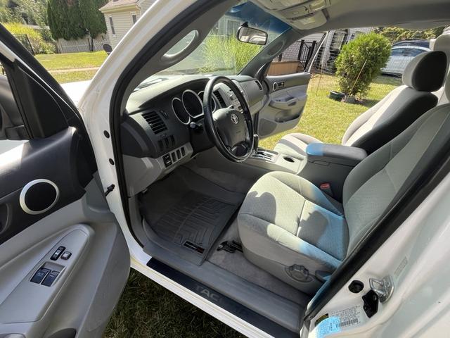 Photo of 2006 White Toyota Tacoma