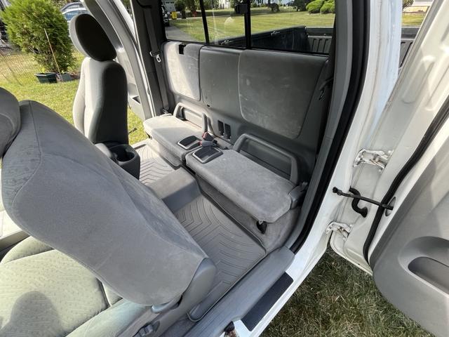 Photo of 2006 White Toyota Tacoma