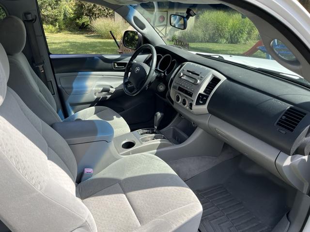 Photo of 2006 White Toyota Tacoma