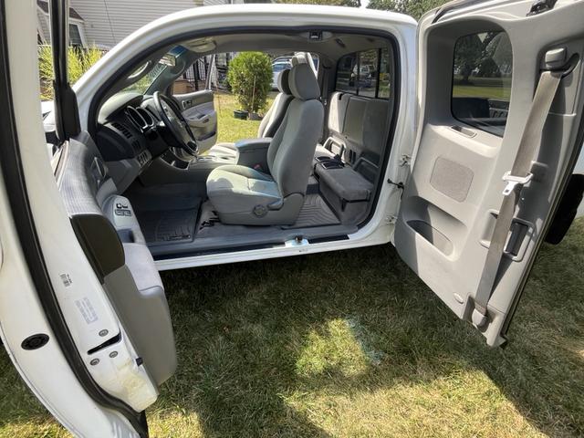 Photo of 2006 White Toyota Tacoma