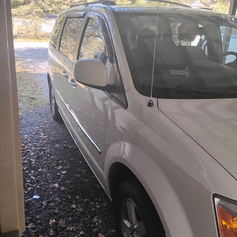 Photo of 2010 White Dodge Grand Caravan