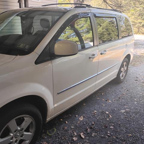 Photo of 2010 White Dodge Grand Caravan